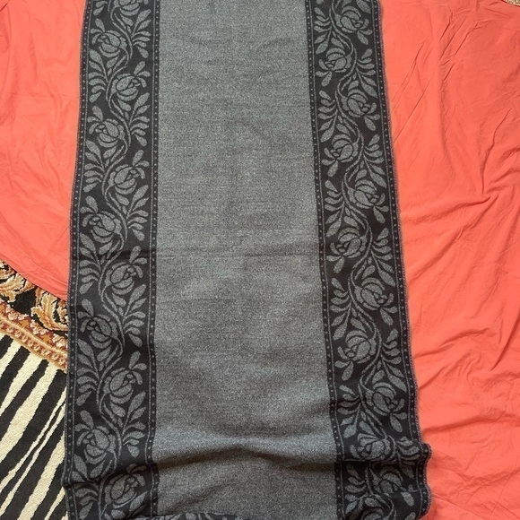 OVERSIZED warm black and gray floral fringe scarf - Picture 3 of 4